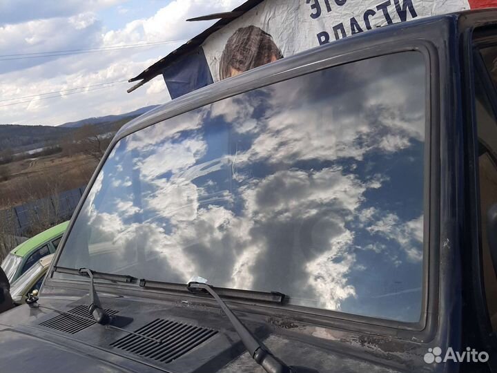 Лобовое стекло на isuzu Trooper 91г