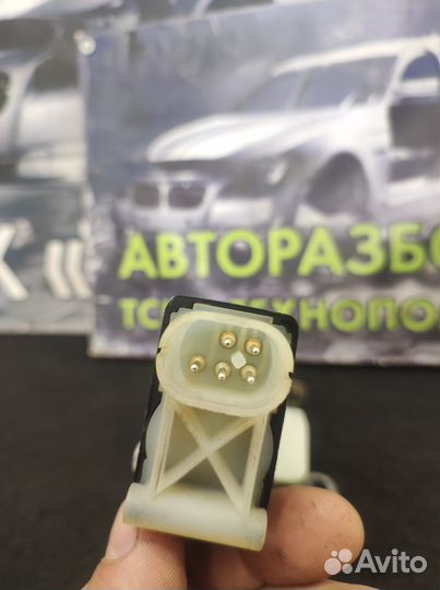 Замок передний левый Opel Astra F