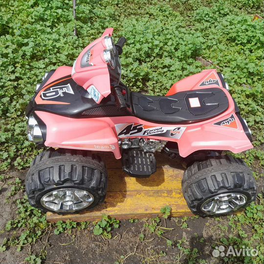 Детский квадроцикл на аккумуляторе
