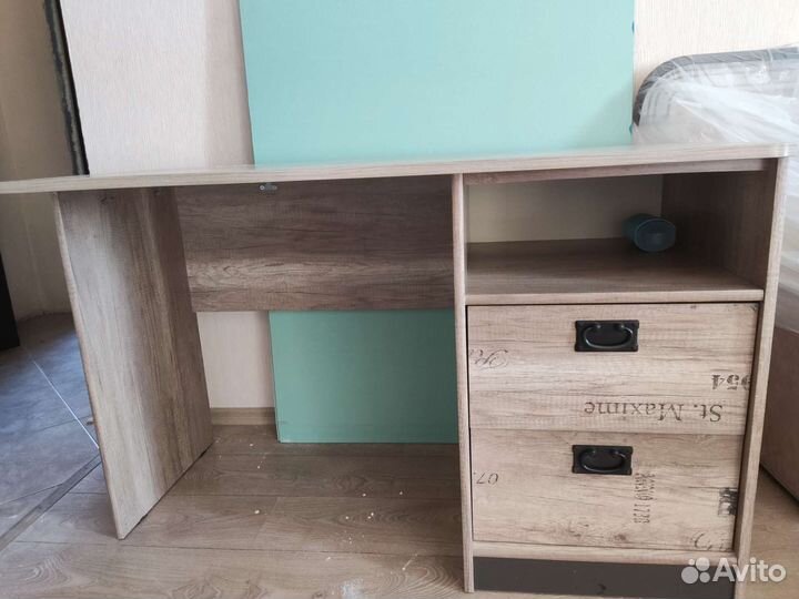 Письменный стол и шкаф