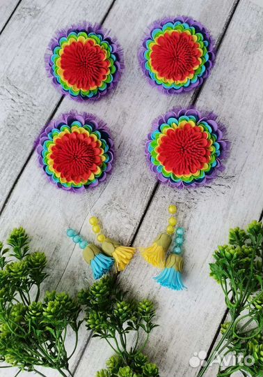 Яркие цветы для украшения прически