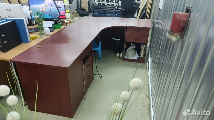 Стол офисный угловой бу с тумбой