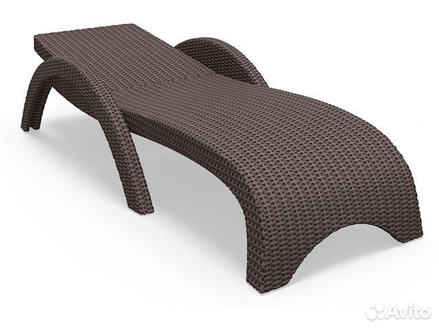 Шезлонг-лежак пластиковый с имитацией плетения