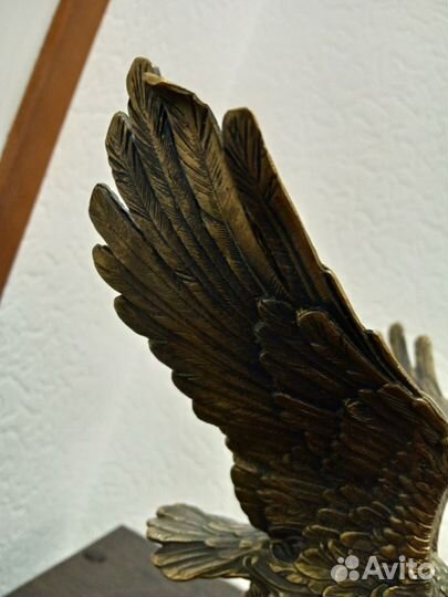 Бронзовый орел и змея на яшмовой подставке