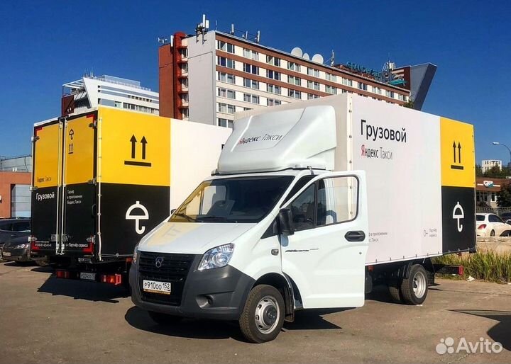 Водитель на личном грузовом автомобиле