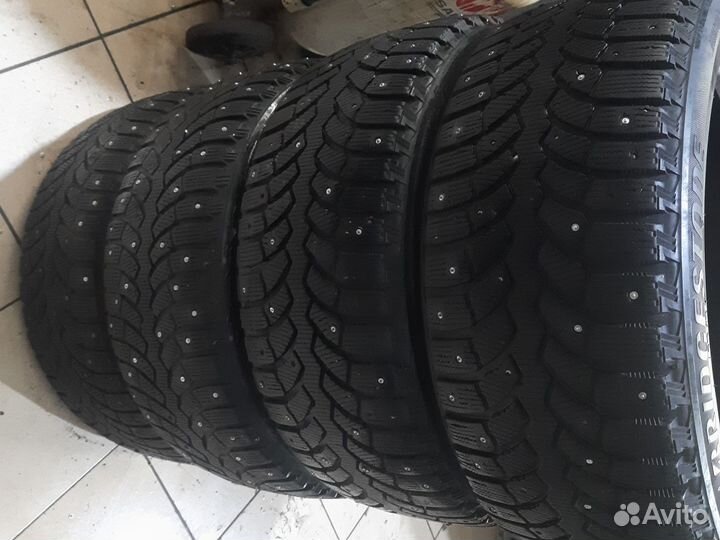 Bridgestone Blizzak Spike-01 225/50 R17 98T