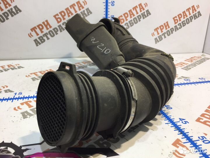 Мерседес E-Класс Патрубок на воздушный фильтр