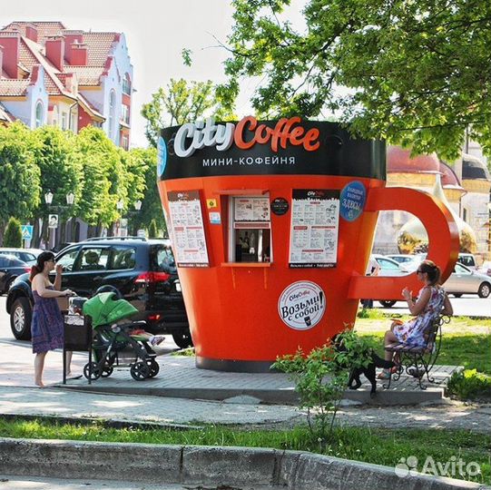 Продавец в мини-кофейню