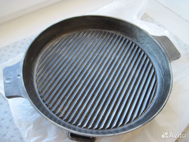 Чугунные сковорода гриль и кастрюля