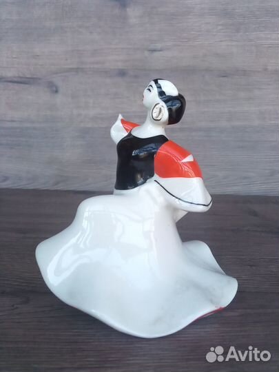 Фарфоровая статуэтка 