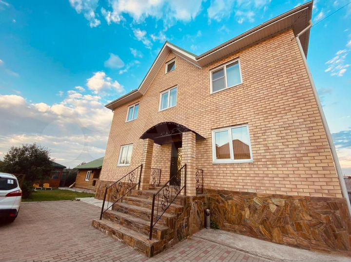 Коттедж 240 м² на участке 10 сот.