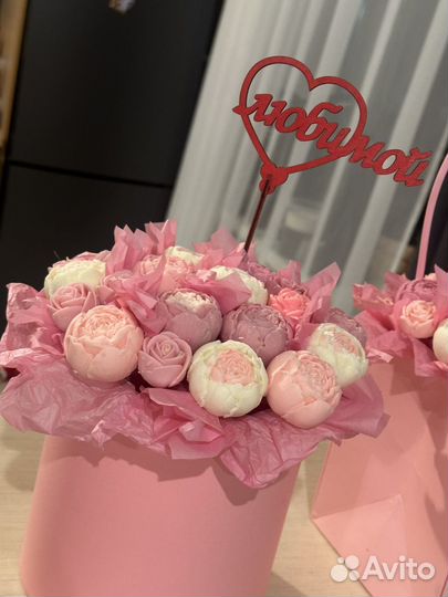 Шоколадеые цветы на 8 марта букет корзины