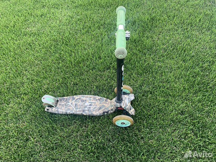 Самокат трехколесный