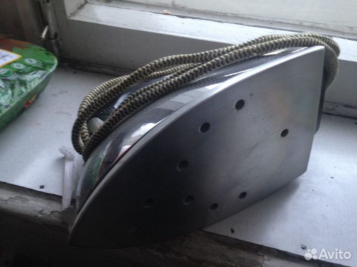 Утюг времен СССР, работающий в хорошем состоянии