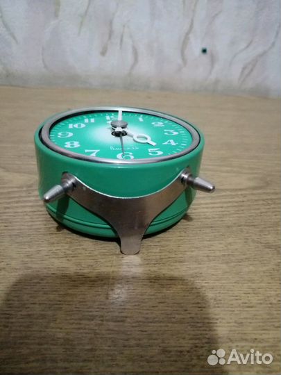 Настольные часы-будильник Витязь, механические, сс