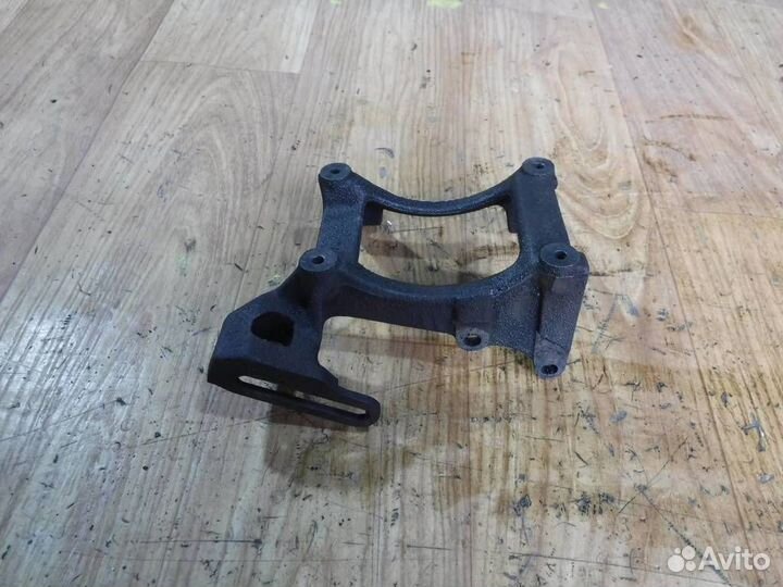 Кронштейн компрессора кондиционера Toyota Cresta