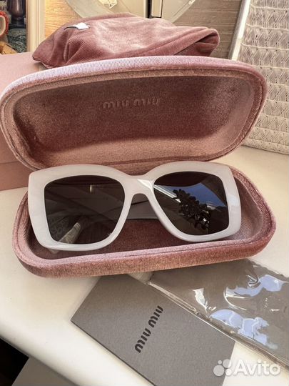 Солнцезащитные очки Miu Miu