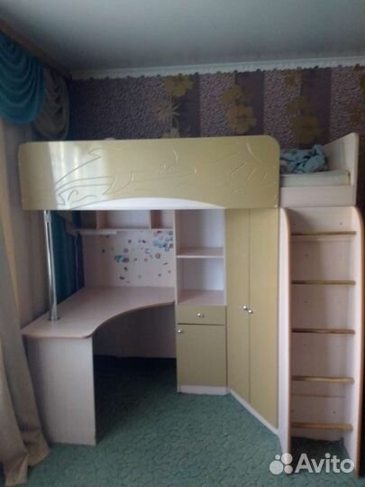 Угловой письменный стол с спальным местом