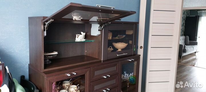 Стеклянная тумба под тв и подвесной шкаф