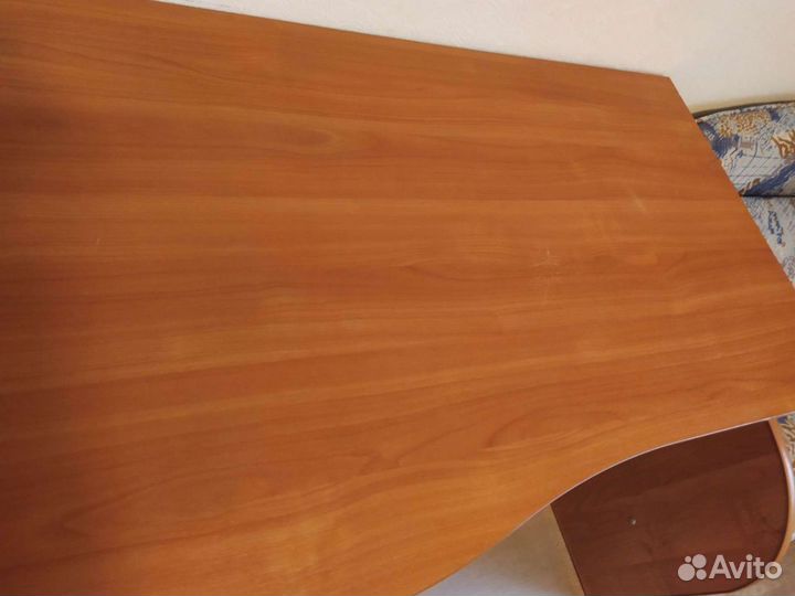 Письменный, компьютерный стол для школьников