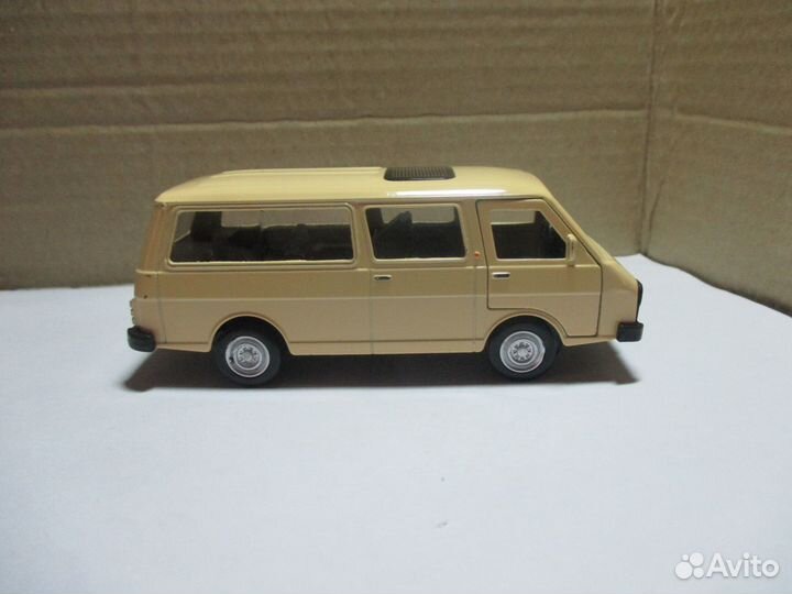 Модель машинка раф 2203