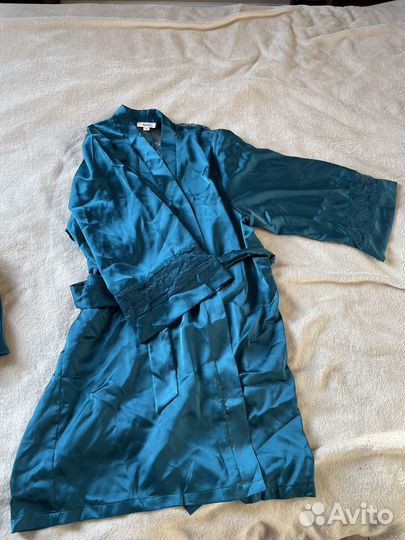 Атласный укороченный халат со вставкой из кружева