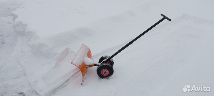 Скребок лопата на колёсах для уборки снега