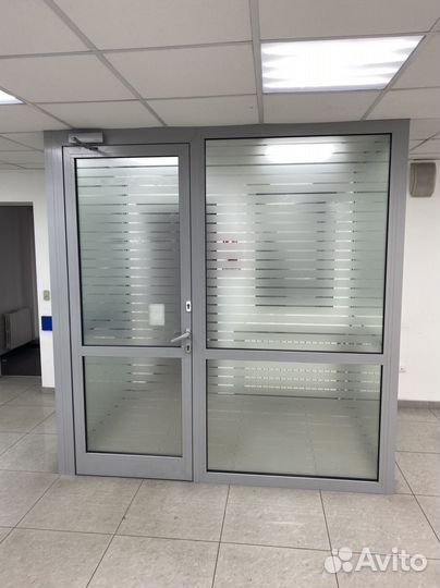 Стеклянная перегородка и дверь