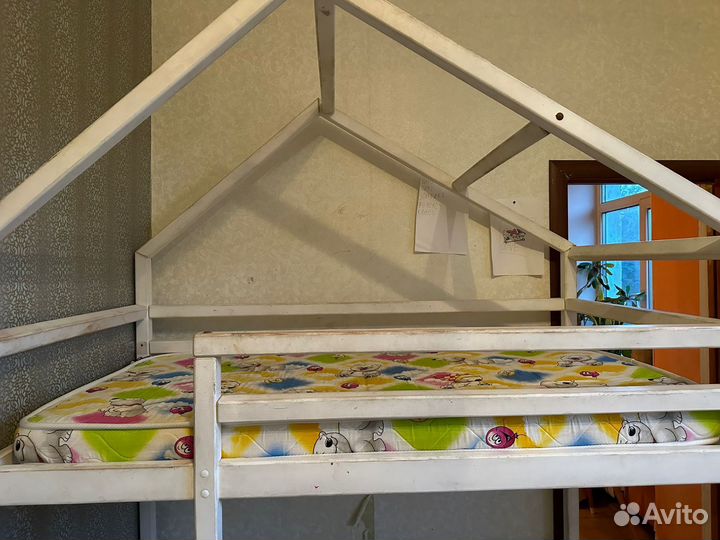 Двухъярусная кровать