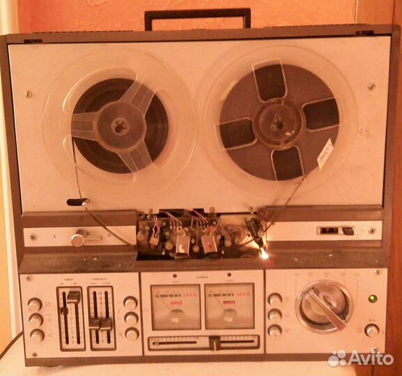 Магнитофон катушечный ретро