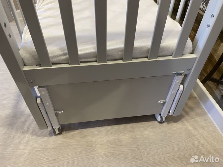 Кроватка Gandylyan детская с маятником