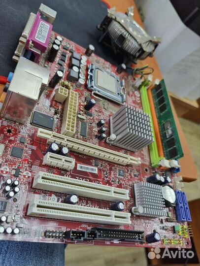 Материнская плата с процессором и памятью