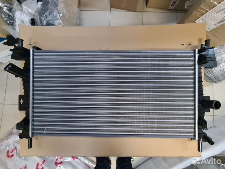 Радиатор охлаждения Ford Focus 2
