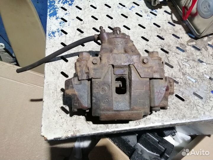 Суппорт задний левый Toyota Land Cruiser 200