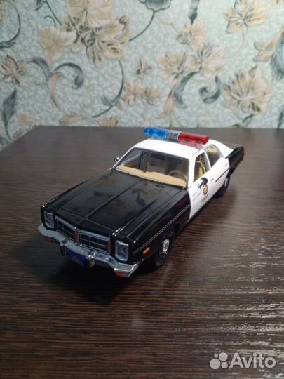 Модель автомобиля Dodge Monaco 1977 1-24