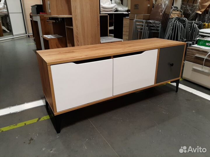 Тумба тв 1,24 м 3 дверки