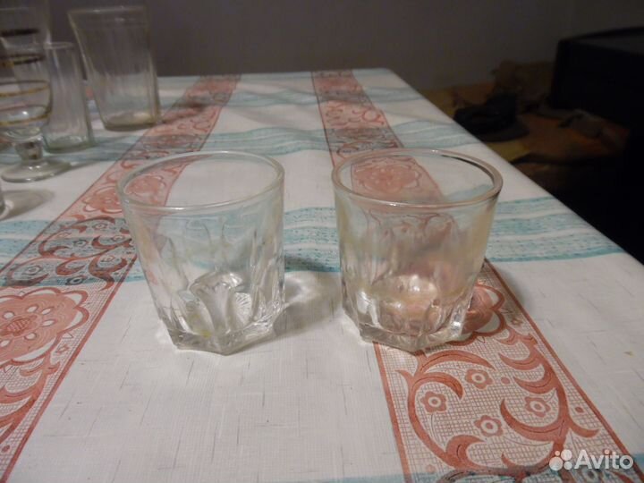 Стеклянные рюмки, фужеры, стаканы