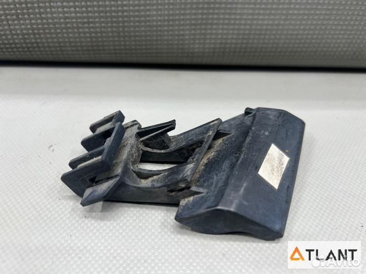 Крепление бампера задняя левая toyota prius