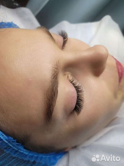 Модель наращивание ресниц