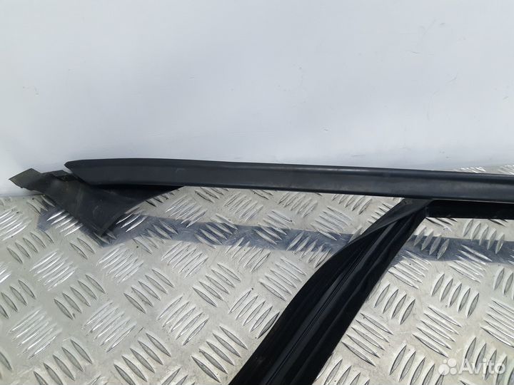 Б/У Уплотнитель стекла двери передней левой вер