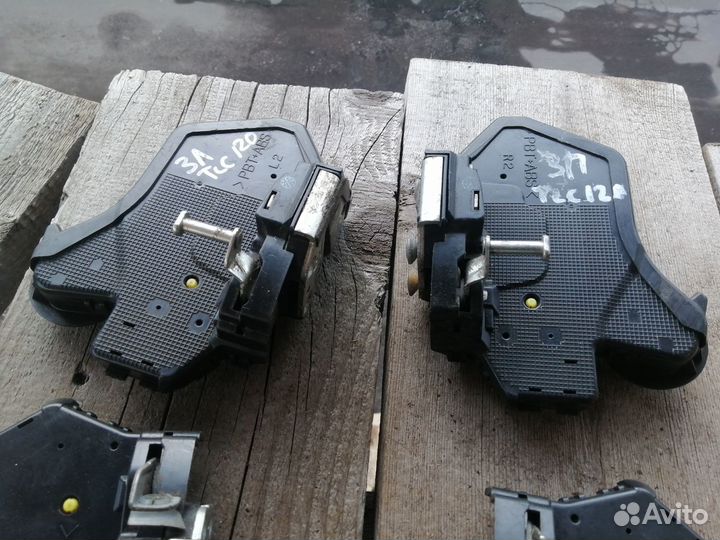 Замок двери Toyota Land Cruiser Prado 120