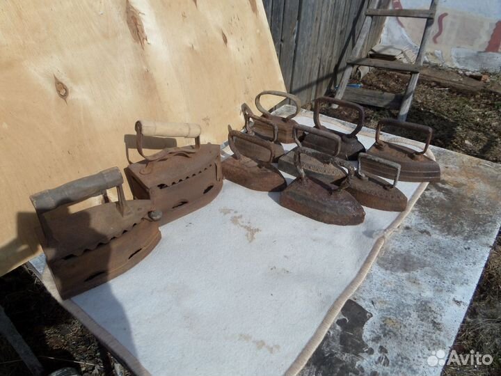 Старинный угольный утюг