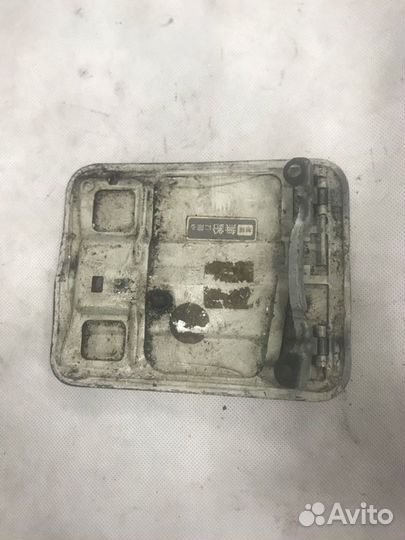 Лючок бензобака Toyota Mark 2 GX70 1GFE