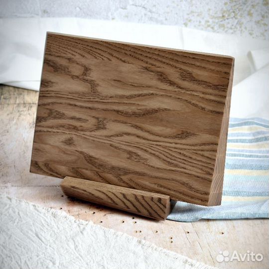 Деревянная разделочная доска на подставке