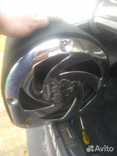 Сабвуфер и усилитель в автомобиль