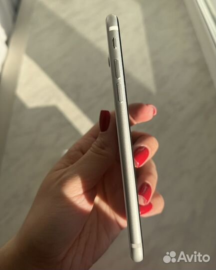 iPhone SE, 128 ГБ