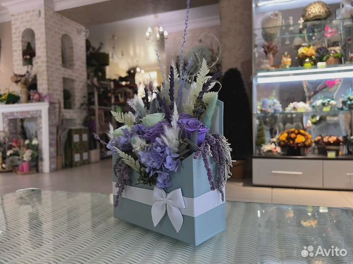 Композиция в коробке Стабилизированные цветы