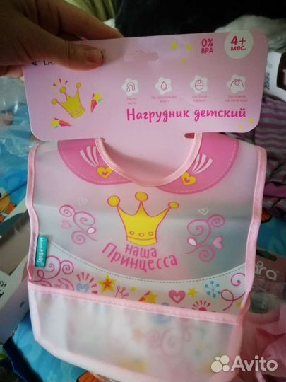 Детские ходунки и нагрудник