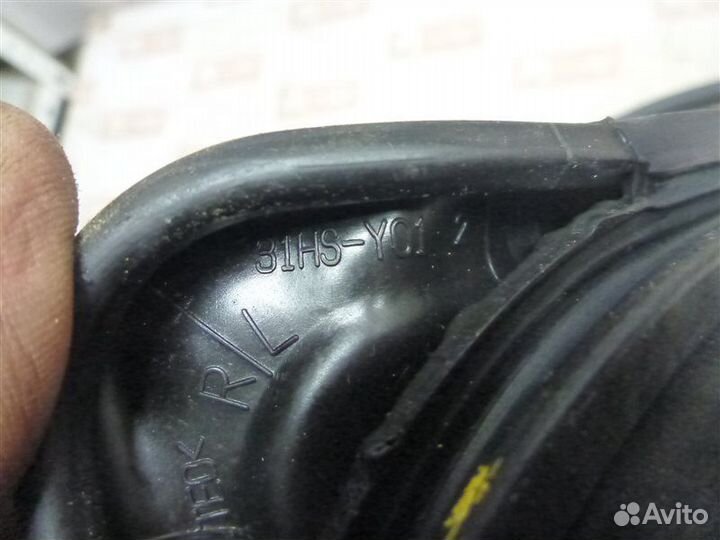 Уплотнительная резинка передняя левая Mazda Cx-7