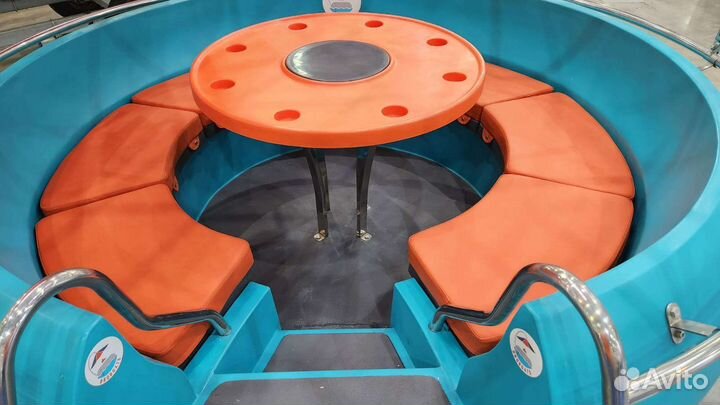 Лодка с мотором и грилем, беседка